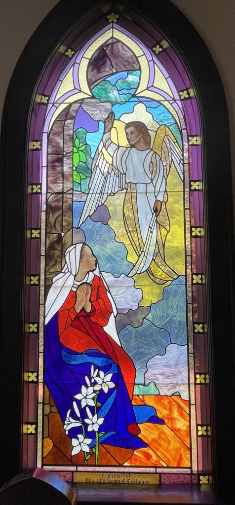 Stained glass window depicting an angel and Mary